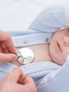 Nourrisson examiné au stéthoscope examen médical bébé