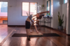 femme faisant du yoga chez elle
