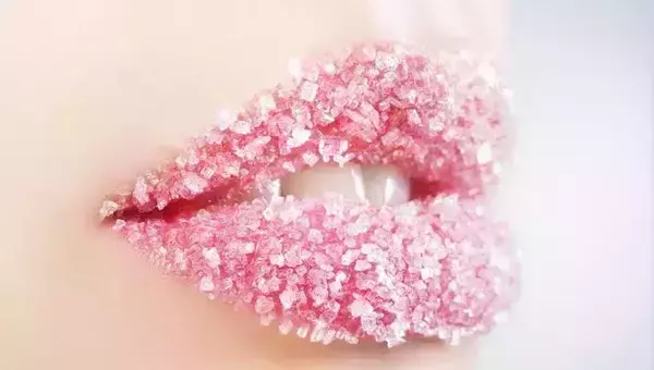 photo d'une bouche avec du sucre