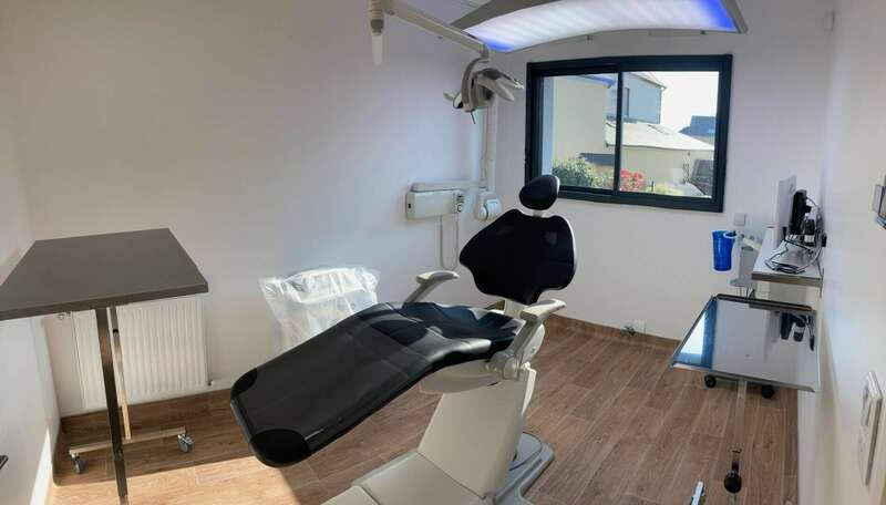 Salle de soins et fauteuil dentaire, cabinet du Dr Boris Fillâtre à Saint-Lô
