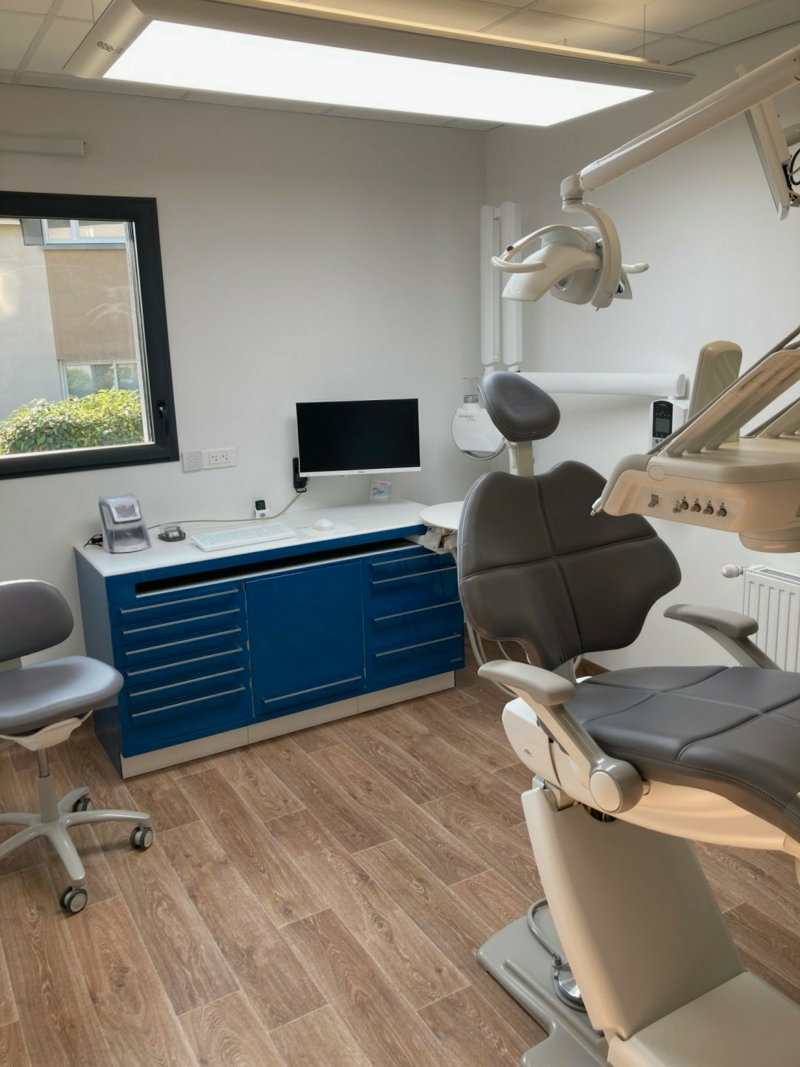 Fauteuil dentaire en salle de soins, cabinet du Dr Boris Fillâtre à Saint-Lô