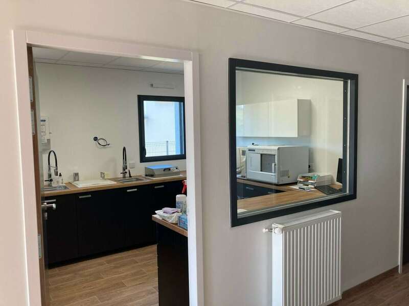Salle de stérilisation vue depuis le couloir, cabinet dentaire du Dr Boris Fillâtre