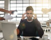 homme qui n'arrive pas à se concentrer