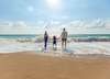 Famille profitant des vacances sur plage pour se détendre