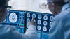 Professionnels santé analysant scanner cérébral système d’alerte
