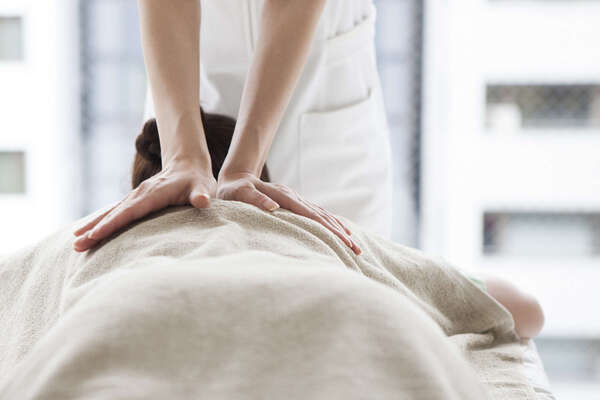 Massage sur futon ou table : quelles différences ?
