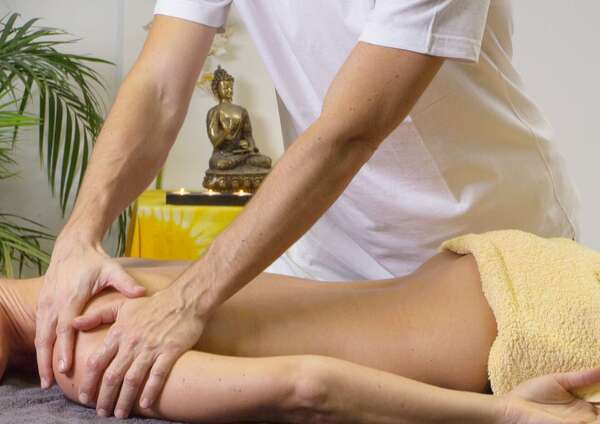 Sortir de l'injonction à la performance : ce que le massage tantrique offre aux hommes stressés
