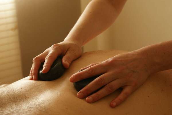 Massage tantrique intégral à Lyon : quelle place pour le massage lingam et le massage yoni ?