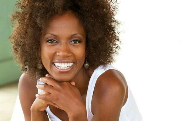 ESTHETIQUE DU SOURIRE ET ACIDE HYALURONIQUE