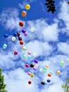 Ballons multicolores dans le ciel bleu