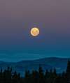 La pleine lune dans un paysage de montagne