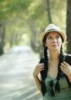 Promeneuse dans la nature, ouverte et intéressée