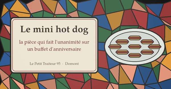 Mini hot dogs livres sur un buffet de fete familiale
