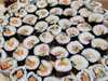 Makis et californias dresses sur un plateau a partager