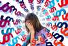 Femme stressée entourée de symboles paragraphe consultation sophrologue