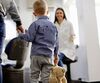 Jeune patient et sa mère accueillis dans un cabinet dentaire