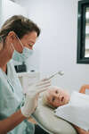 	Dr Marion Lengen examinant une jeune patiente