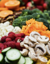Personne réfléchissant au suivi alimentaire personnalisé bienveillant
