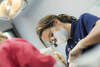 Docteur en plein opération chirurgicale