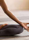 Personne en posture de méditation pratiquant le yoga pour prolonger bienfaits bien être