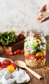 Salade en bocal multilayer avec graines de courge symbole dalimentation équilibrée et saine