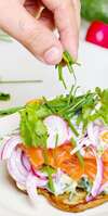 Plat sain au saumon et herbes fraîches illustrant une séance personnalisée de conseils nutritionnels