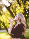 femme blonde méditant en plein air illustrant équilibre hormonal et bien-être féminin