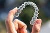 Appareil dentaire transparent pour alignement discret des dents