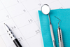 Calendrier stylo et instruments pour bilan parodontal dentaire