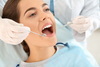 Dentiste examinant les dents pour suivi et maintenance buccale