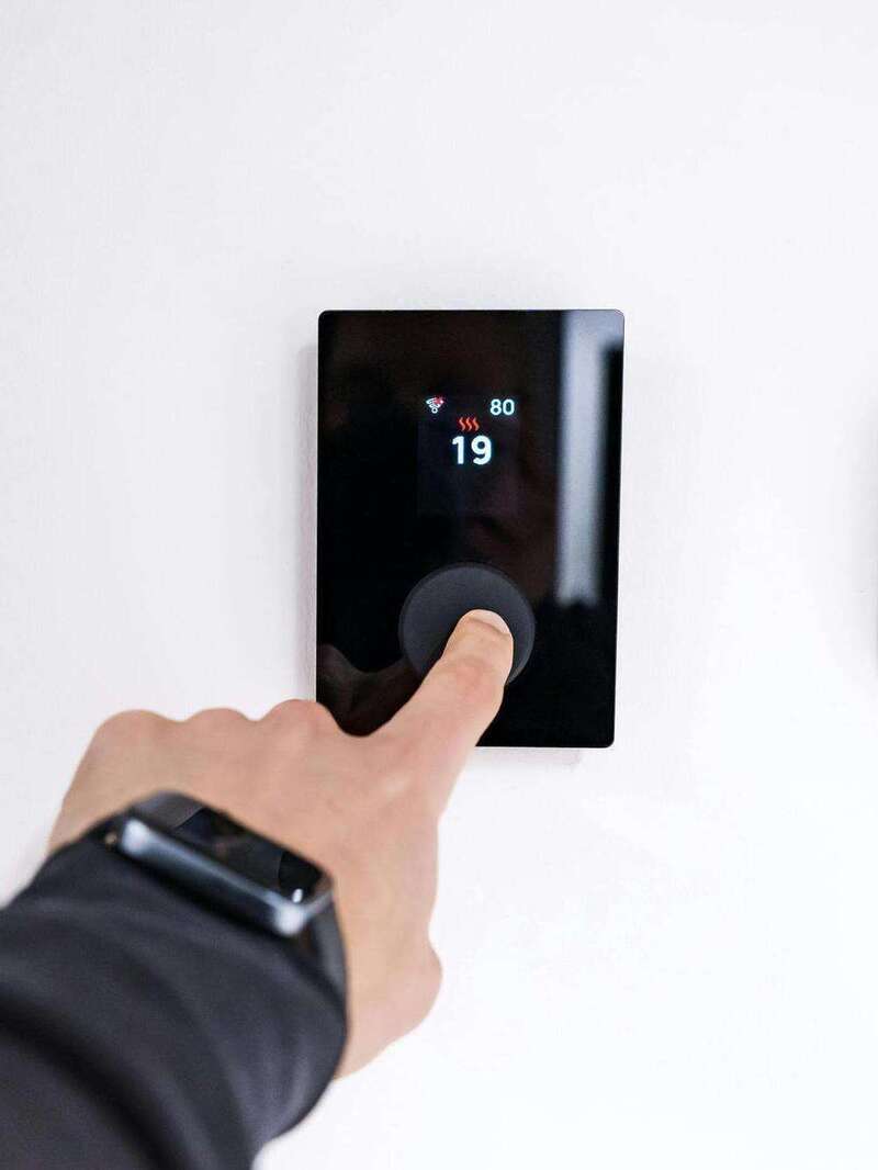 main réglant thermostat chauffage électrique moderne confort