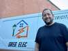 Homme souriant devant camionnette Greg Elec électricien Condat