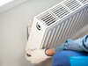 Installateur posant radiateur électrique mural blanc intérieur