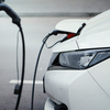 Véhicule électrique en charge sur borne Greg Elec installation
