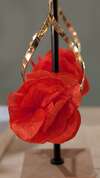 Bijou boucle doreille sur mesure avec ornement floral rouge