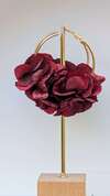 Boucles d'oreilles créoles dorées avec fleurs bordeaux artisanales
