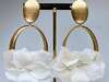 Boucles d'oreilles pendantes dorées avec fleurs blanches floral