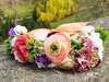 Couronne de fleurs colorée pour atelier EVJF en plein air