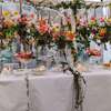 Scénographie florale colorée pour événement et décoration professionnelle