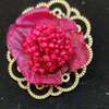Broche florale dorée avec fleurs stabilisées rouges