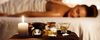 Femme recevant massage sur mesure avec huile et bougies