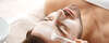Homme recevant un soin visage relaxant pour bien-être