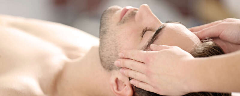 Homme recevant un massage du visage et de la tête au Salon Floral à Paris 15