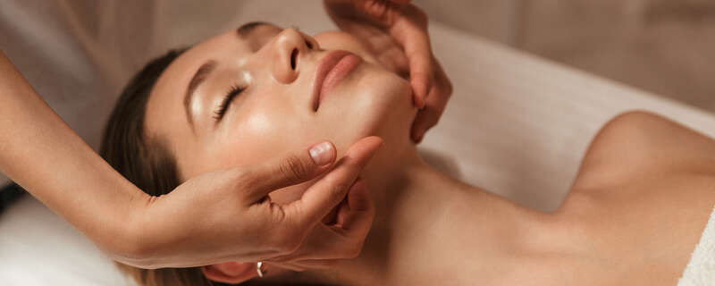 Massage du visage sur mesure pour une femme détendue, Salon Floral Paris 15
