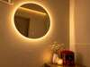 Miroir lumineux rond et roses dans le salon de massage Floral, Paris 15