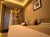 Cabine de massage avec douche privée au salon Floral, Paris 15