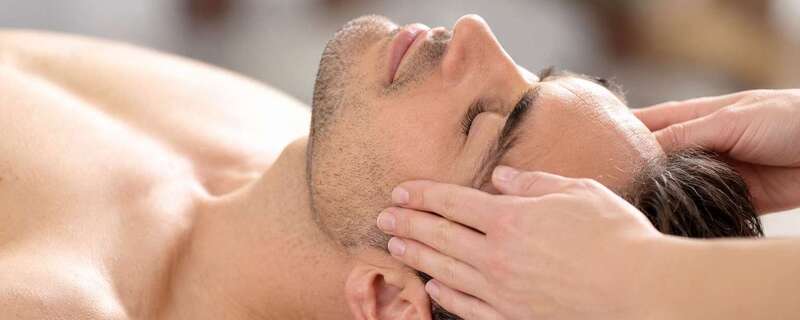 Massage bien-être du dos et des épaules pour un homme au Salon Floral