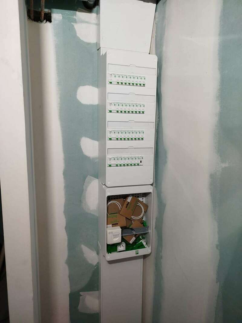 image des fils cacher dans un boitier 