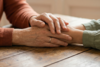 Couple en discussion illustrant la relation d'aide empathique
