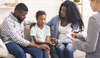 Famille attentive en séance de psychogénéalogie avec psychologue
